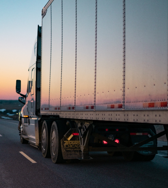 img-half-truck-on-way-lateral-view-1